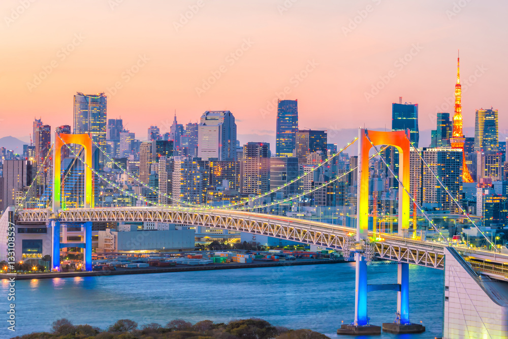 Fototapeta premium Tokyo Skyline z Tokyo Tower i Rainbow Bridge