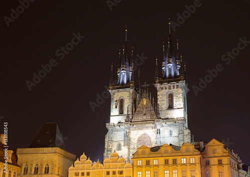 Центральная площадь в Праге ночью. Собор Девы Марии.