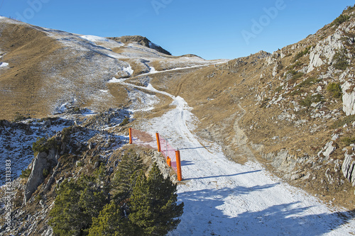 Wegen Schneemangels nicht befahrbare Skipiste am Fronalpstock, Schwyz, Schweiz photo