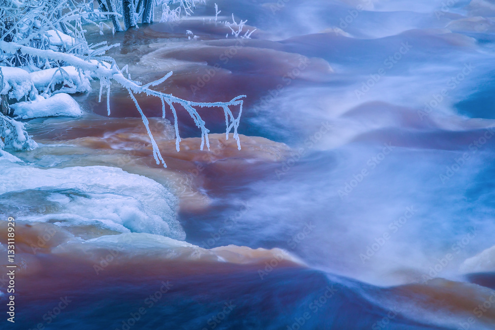 Fototapeta premium Freezing cold winter stream landscape
