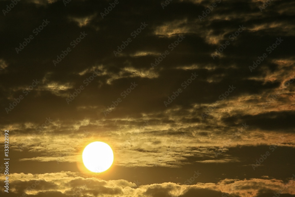 Sol emergiendo de entre las nubes/Sun rising from the clouds Sol emergiendo de entre las nubes/Sun rising from the clouds