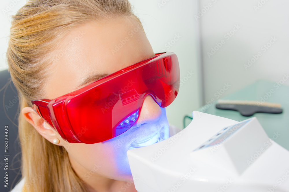 Naklejka premium Closeup of woman having dental treatment