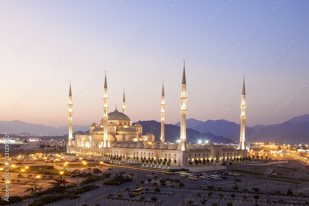 Obraz premium Wielki Meczet w Fujairah, Zjednoczone Emiraty Arabskie