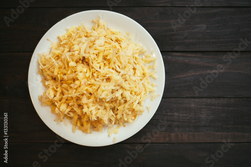 Fotografía The raw grated potato on a plate