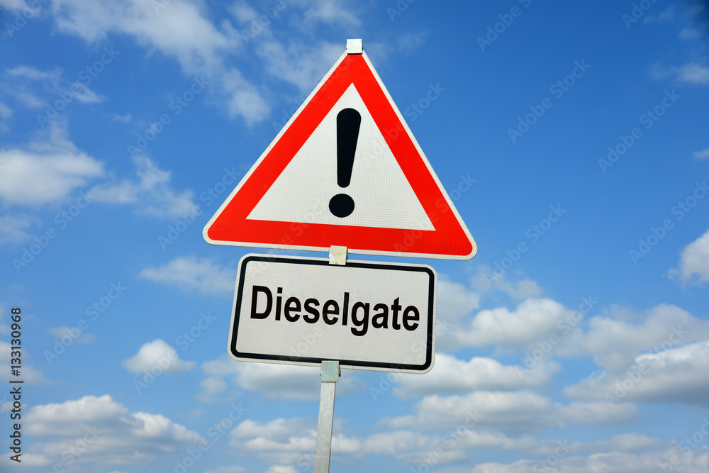 Dieselgate, Dirty Diesel, Diesel, Automobil, Abgasskandal, CO2, Feinstaub, Dieselfahrzeuge, Smog, Abgasmanipulation, Schild, symbolisch, Abgaswerte, Luftverschmutzung, Dieselautos, Umwelt,