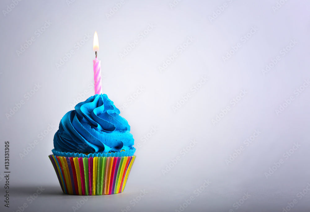 Fotografie Tasty cupcake on color background