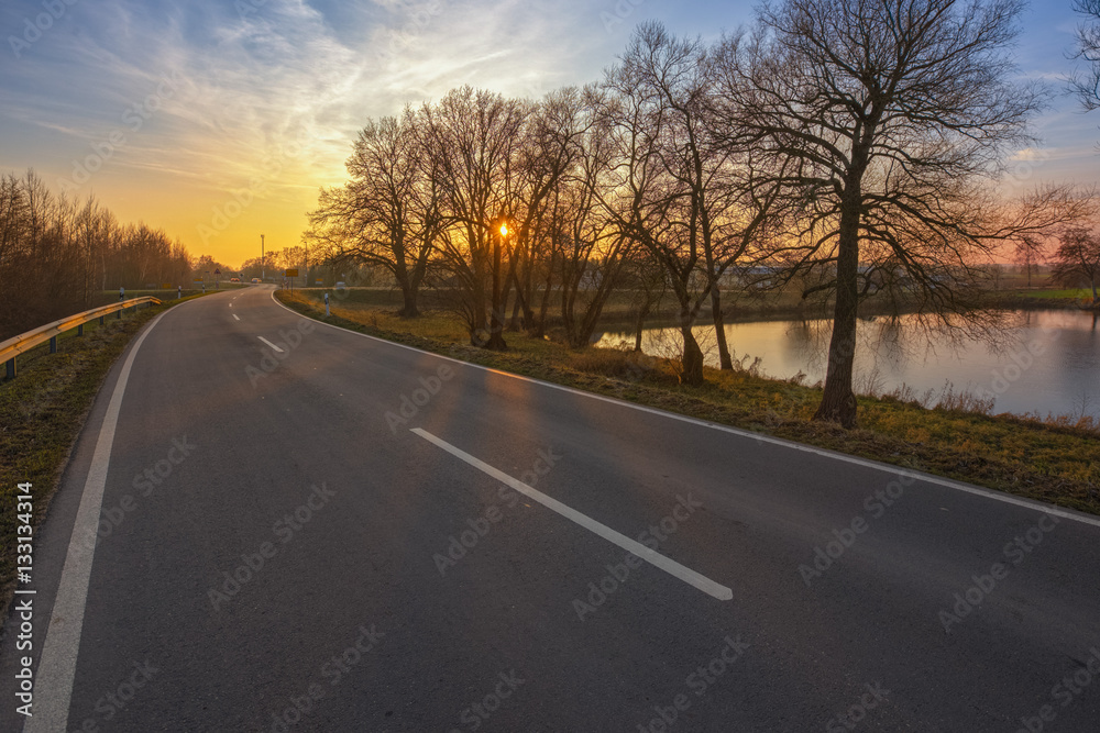 HDR Straße / Sonnenuntergang über der K13 und den Conti- Teichen in Dannenberg (Lüchow-Dannenberg, Niedersachsen). Aufgenommen am 21. Dezember 2016.