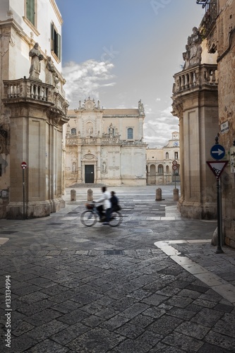 Piazza duomo a Lecce con coppia in bicicletta