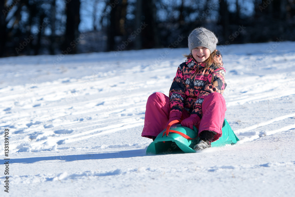 Enfant joue en plein air dans la neige. fille et sa luge. Enfant joue en plein air dans la neige. fille et sa luge.