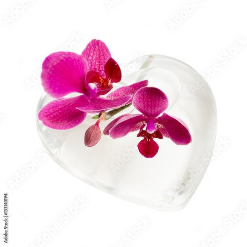 Fototapeta Naklejka Na Ścianę i Meble -  Pinke Orchidee mit einem Herz aus Glas