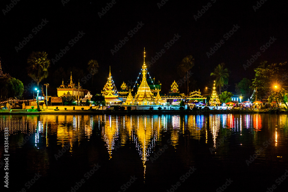 Wat Chong Klang and Wat Chong Kham at night.