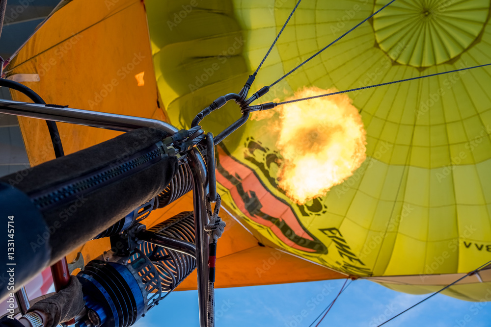Obraz premium ballooning hot air balloon in Mondovì