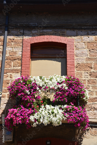 balcón lleno de flores