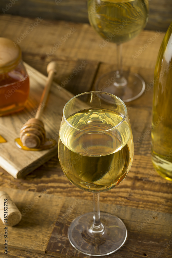 Sweet Yellow Honey Wine Meade Sweet Yellow Honey Wine Meade