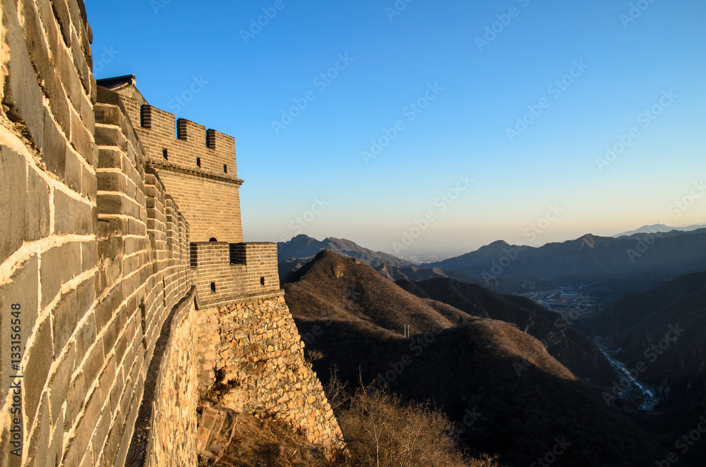 Fototapeta premium Great wall of China with mountain scene