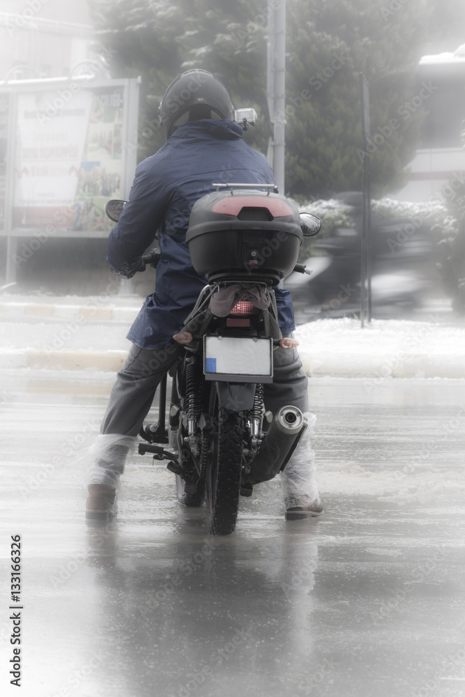 Naklejka premium Motobiker w deszczu