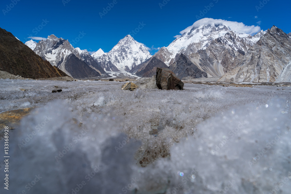 Obraz premium Ice texture of Vigne glacier with K2 and Broadpeak mountain back