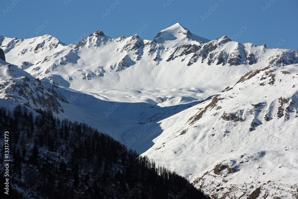 Massif enneigé à Val-d'Isère en Savoie, France