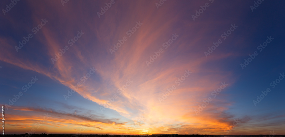 Fototapeta premium Piękne niebo zachód słońca z niesamowite kolorowe chmury