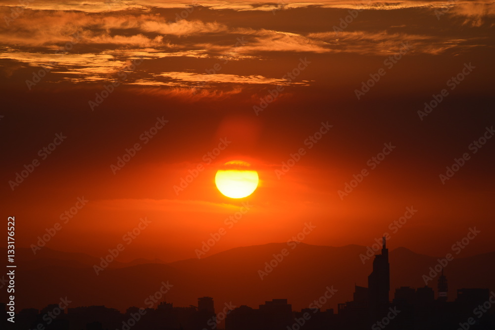 Fototapeta premium Sunset clouds in Santiago Chile