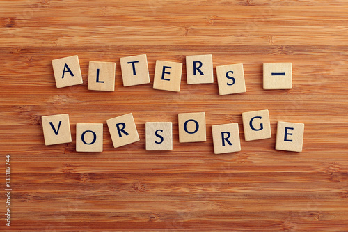 Wort Altersvorsorge aus Holzbuchstaben