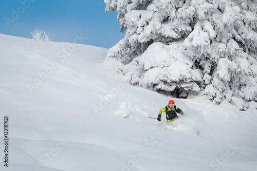 Narciarz Freeride jedzie w głębokim śniegu