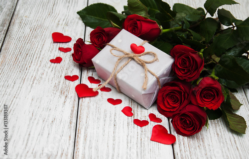 Fototapeta Naklejka Na Ścianę i Meble -  Red roses and gift box