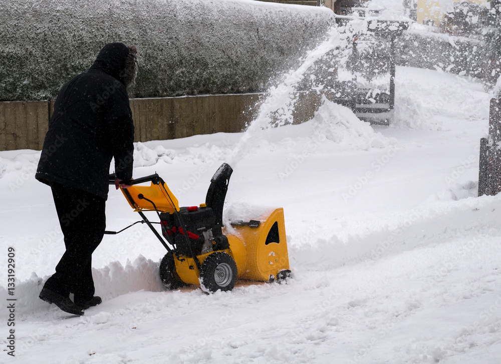 Obraz premium Schnee mit Schneefräse beseitigen