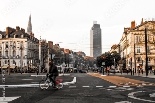 Tour de Bretagne avec un vélo bicolore orange dans la ville de nantes - Loire Atlantique 