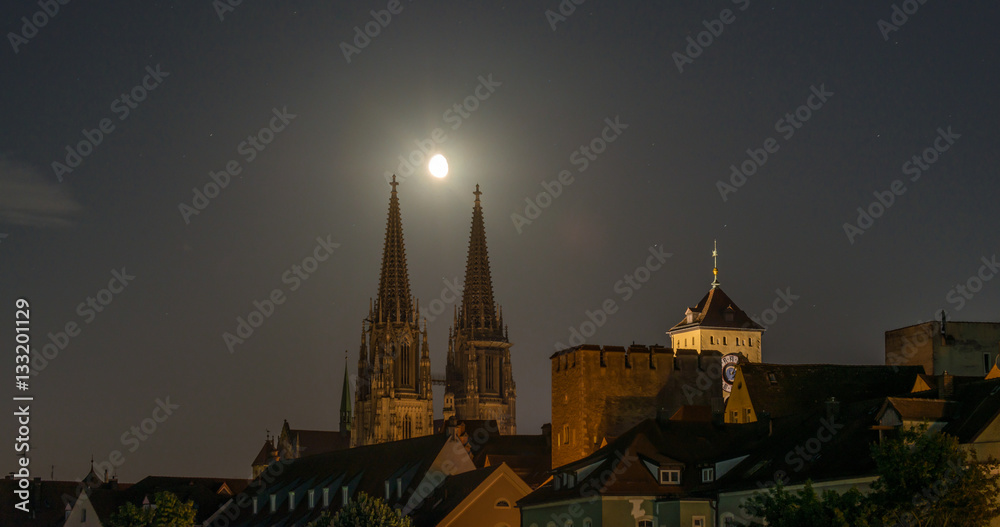 Nachtaufnahme von Regensburg mit Mond direkt über dem Dom Nachtaufnahme von Regensburg mit Mond direkt über dem Dom