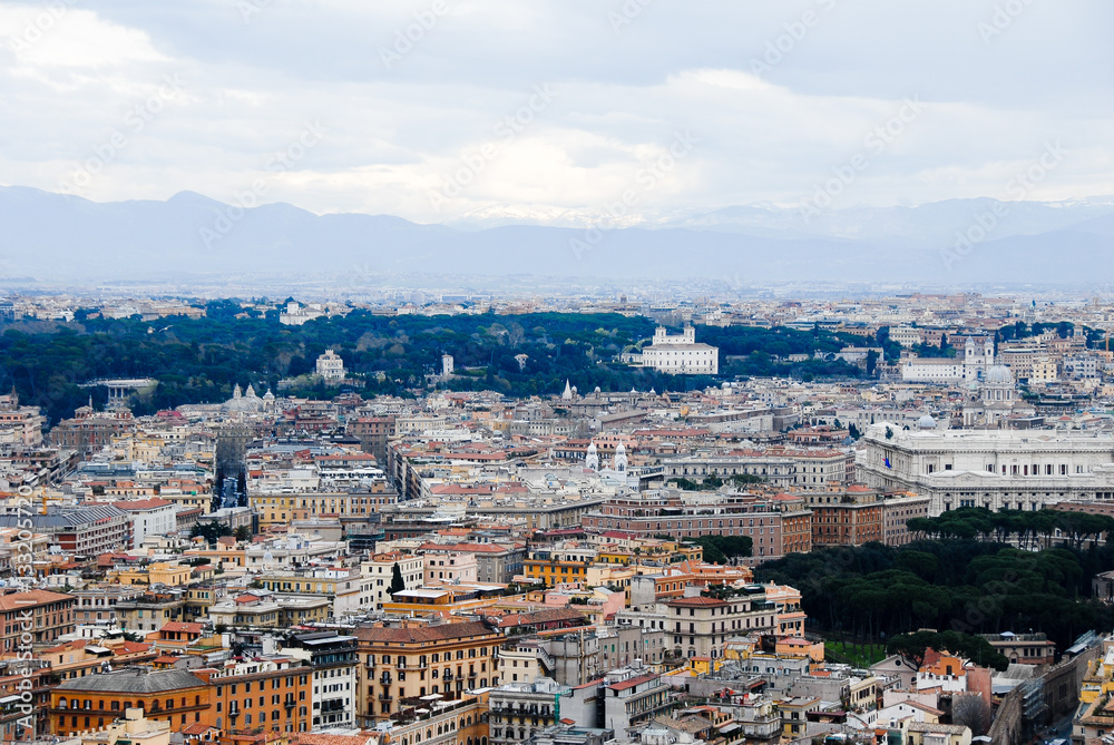 サン・ピエトロ大聖堂の上から見るローマの街並み（イタリア、バチカン市国）