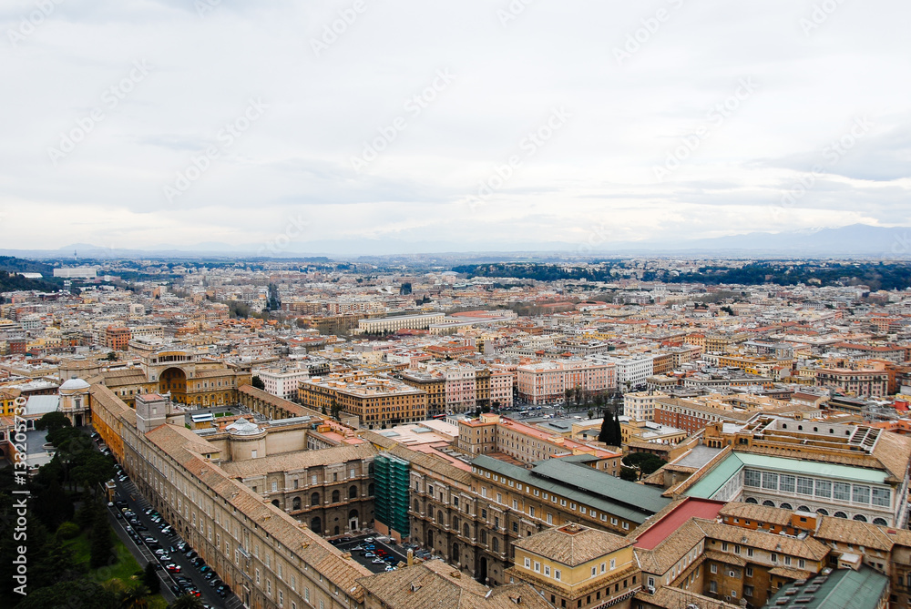 Fototapeta premium サン・ピエトロ大聖堂の上から見るバチカン美術館とローマの町並み（イタリア、バチカン市国）