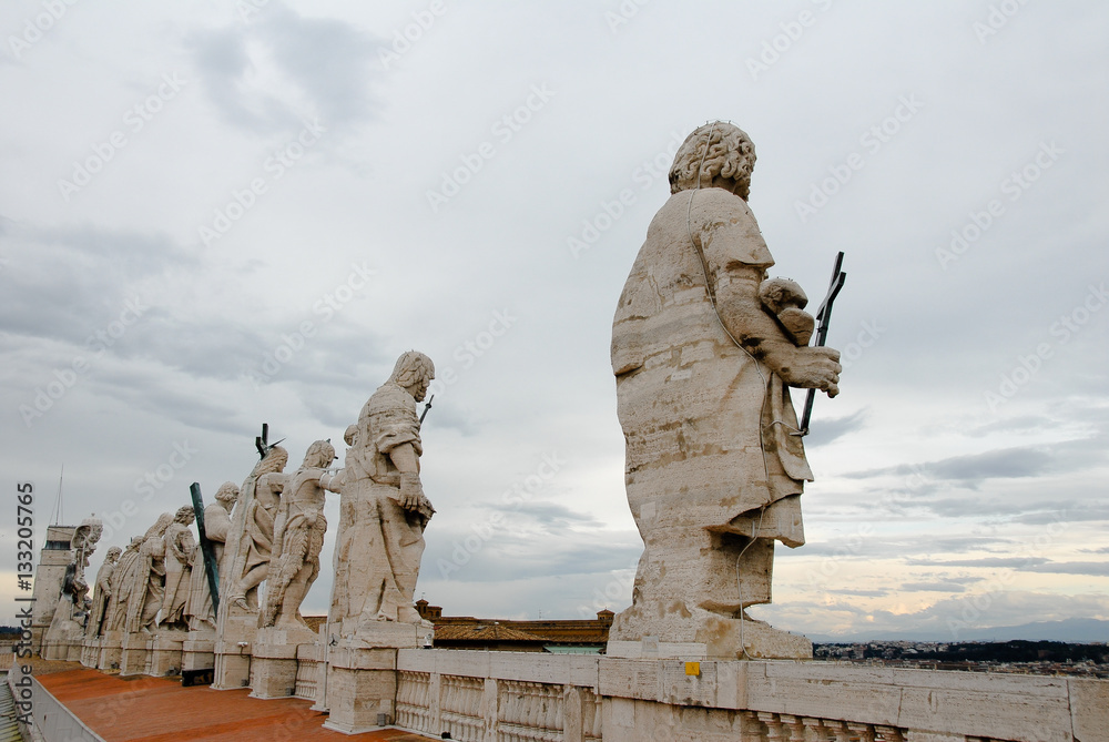 サン・ピエトロ大聖堂　屋根の上の彫像（バチカン市国）