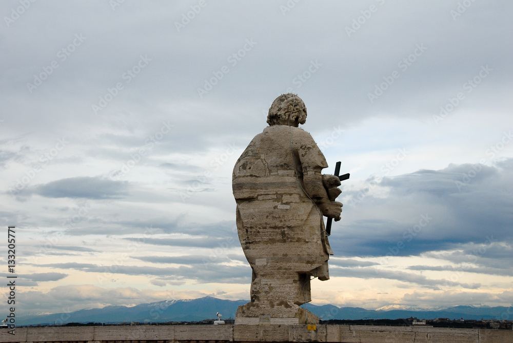Fototapeta premium サン・ピエトロ大聖堂 屋根の上の彫像(バチカン市国)