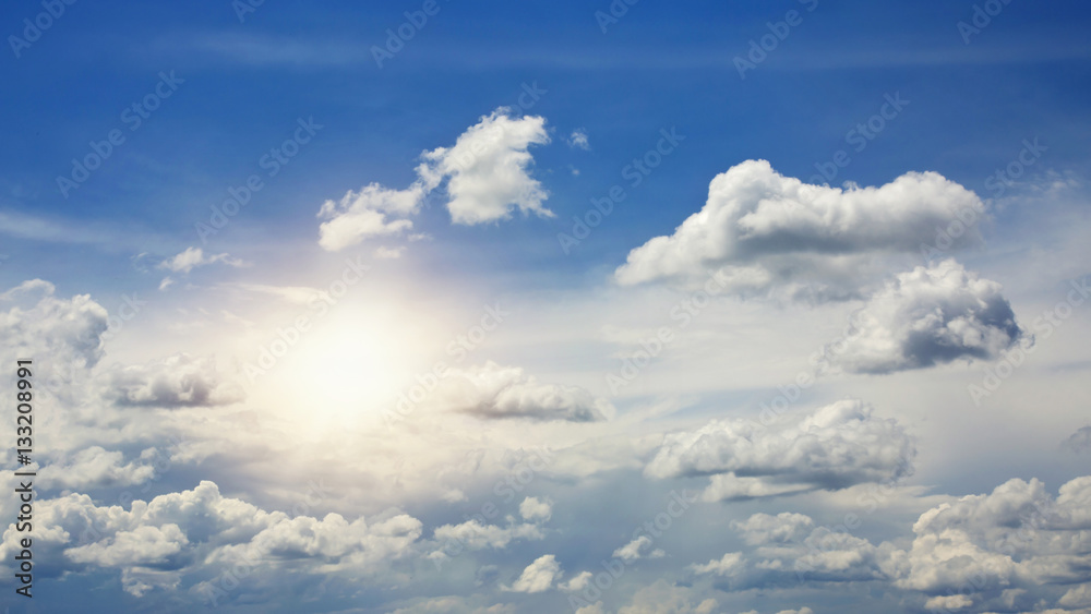 Naklejka premium Niebo z chmurami i słońcem