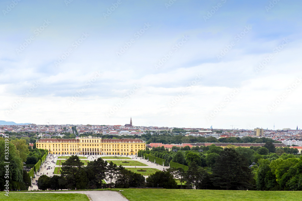 Photo view of schonbrunn palace and garden