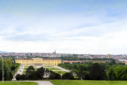 Photo view of schonbrunn palace and garden