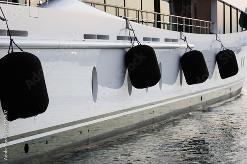 I parabordi nello yacht di lusso photo