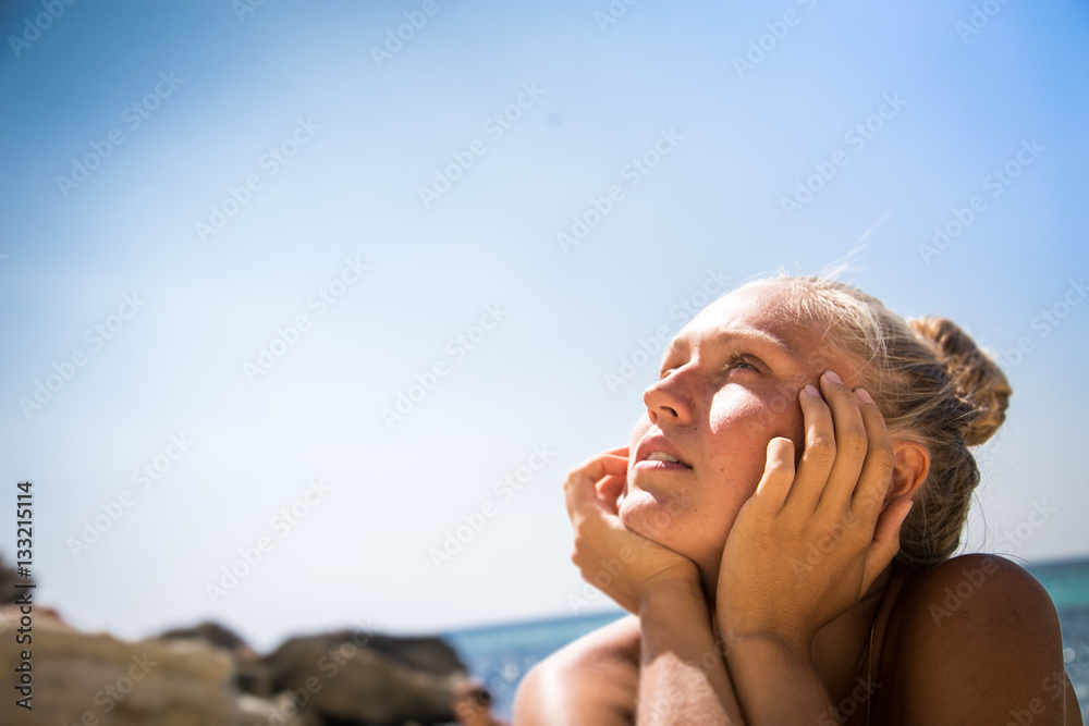 portrait of a dreaming girl staring at the sky - obrazy, fototapety, plakaty 