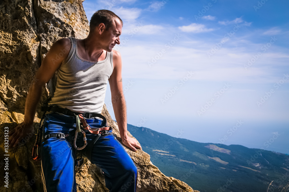 Naklejka premium Man sitting on a rock