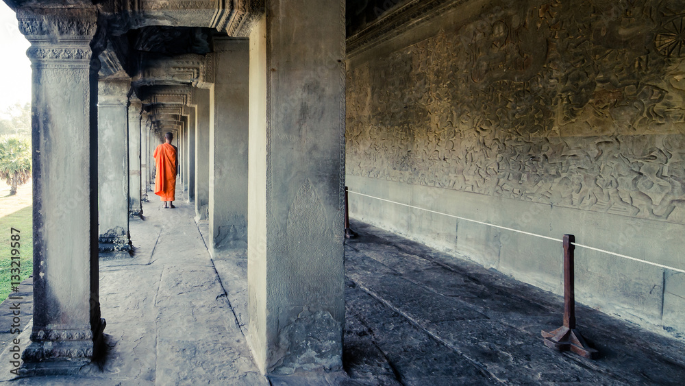 Obraz premium Siem Reap, Cambodia, December 06, 2015: Monk walking at Angkor Wat