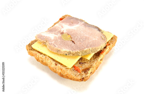 Бутерброд с мясом и сыром на белом фоне