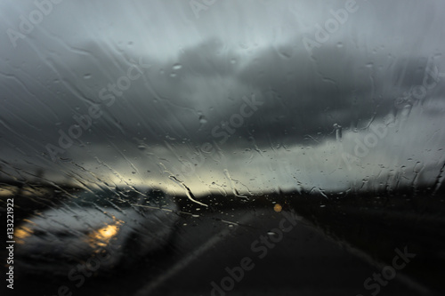 Traffico con pioggia photo