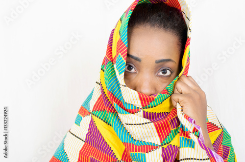 Canvas Print belle femme africaine  avec un voile  sur le visage et montrant ses yeux