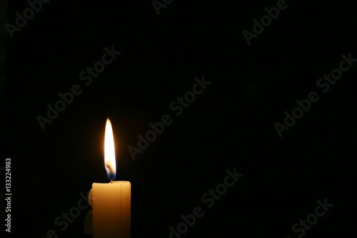 пламя и огарок свечи на черном фоне
