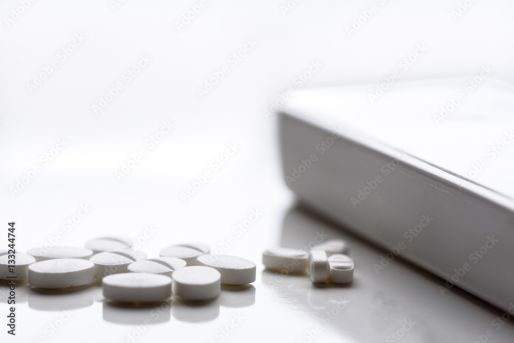 Medikamente neben Aufbewahrungsbox isoliert vor weißem Hintergrund Stock  Photo | Adobe Stock