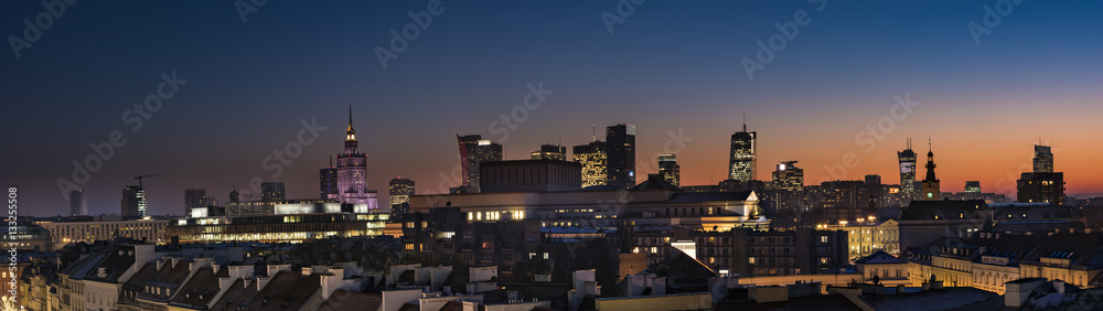 Naklejka premium Panorama śródmieścia Warszawy o zachodzie słońca