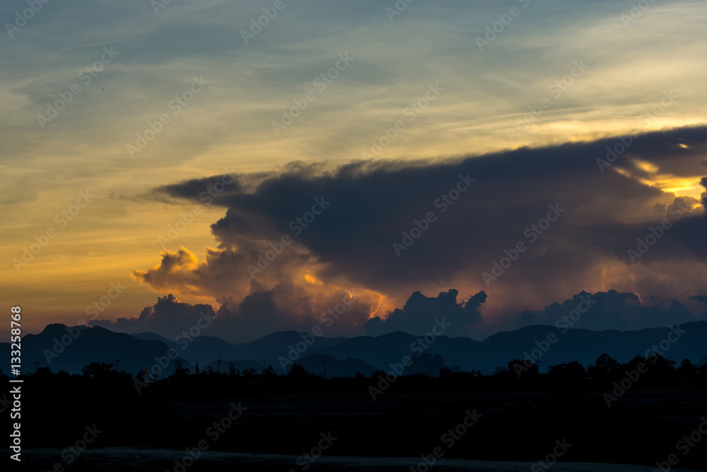 Obraz premium Beautiful sunset cloud mountain Thailand