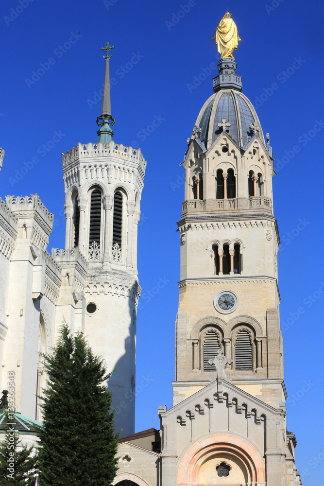 Basilique Notre-Dame de Fourvière. La Justice. Tour octogonale crénelée. La Vierge dorée, oeuvre de Joseph-Hugues Fabisch, au dessus de la chapelle du XII ème siècle. 