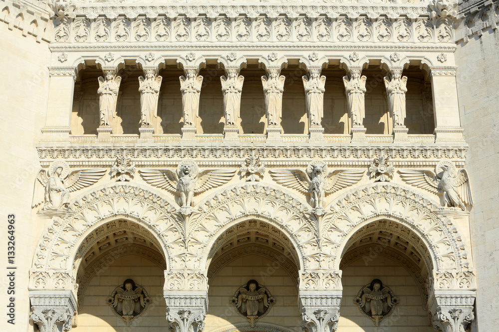 Les huit anges cariatides. Basilique Notre-Dame de Fourvière. Lyon. / The eight caryatid angels. Basilica of Notre-Dame de Fourvière. Lyon.